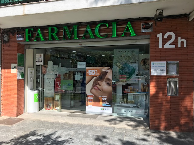 se veria el interor de la farmacia con estanterias de productos