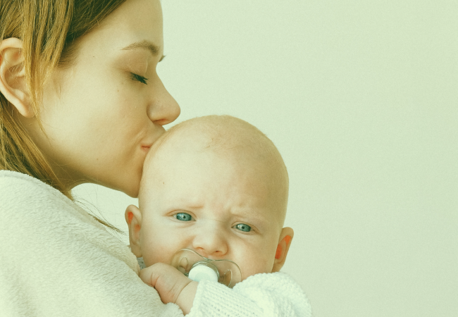 se veria una mujer besando a un bebe