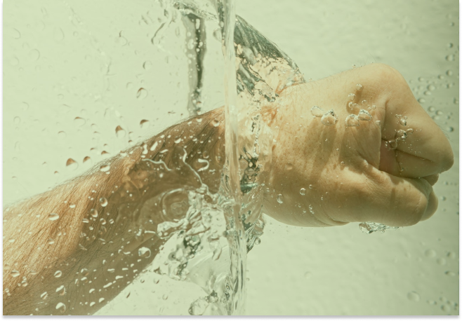 se veria una mano atravesando el agua